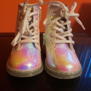 Baby girl iridescent silver/white boots
